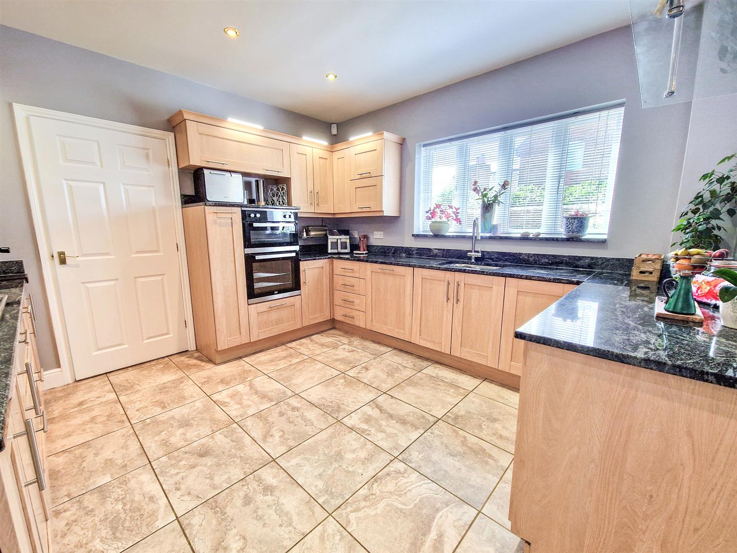 5 bed property in Cranfield Road, Newport Pagnell